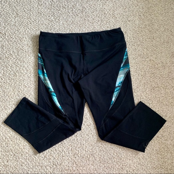 Express capri leggings with mesh detail - Picture 2 of 7